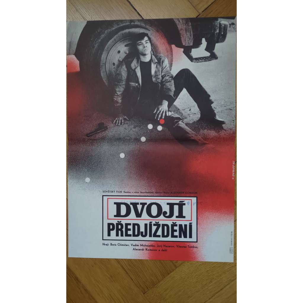 Dvojí předjíždění (filmový plakát, Sovětský film  1975, režie Alexandr Gordon, Hrají: B. Chimičev, V. Michejenko)