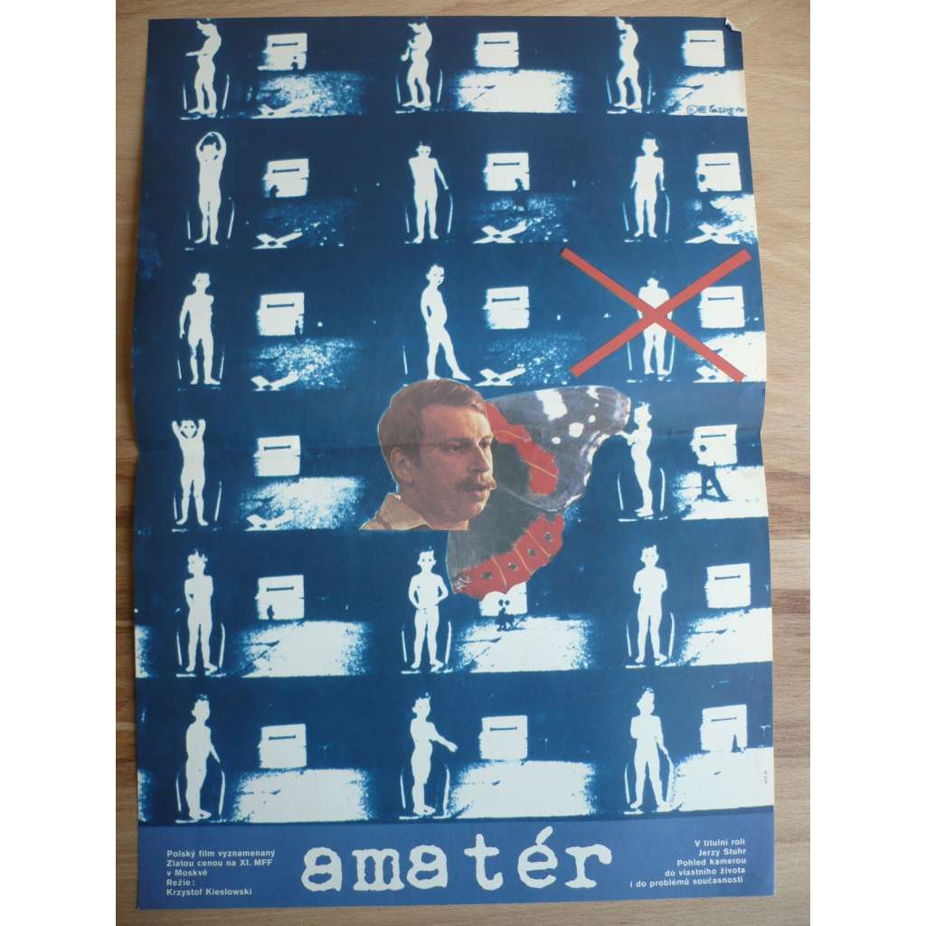 Amatér (filmový plakát, film Polsko 1979, režie Krzysztof Kieślowski, Hrají: Jerzy Stuhr, Małgorzata Ząbkowska, Jerzy Nowak)