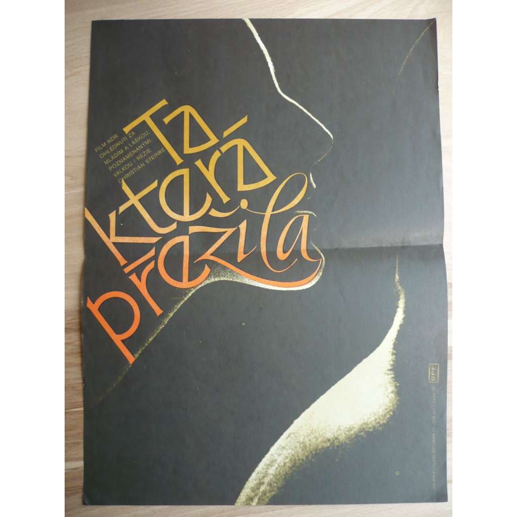 Ta, která přežila (filmový plakát, film NDR 1975, režie Christian Steinke, Hrají: Fred Düren, Bożena Adamek, Barbara Krafftówna)