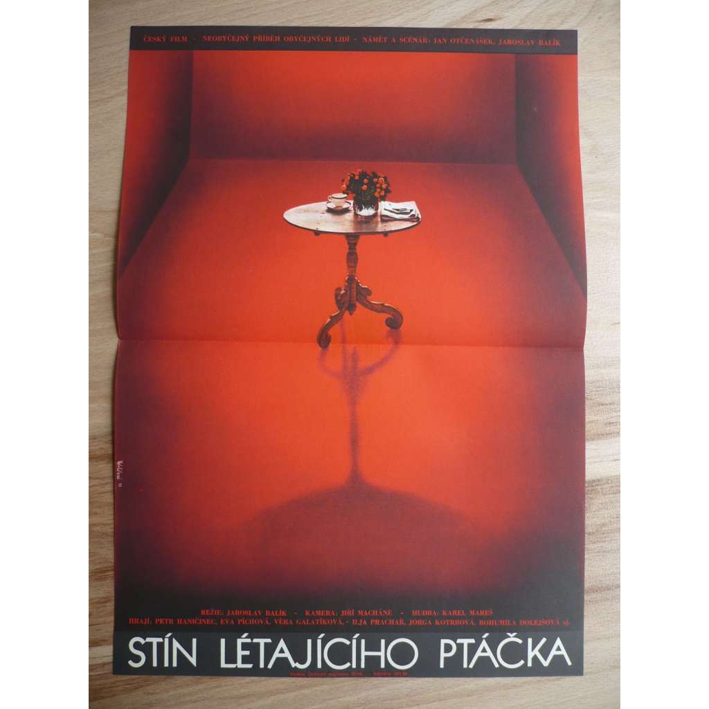 Stín létajícího ptáčka (filmový plakát, film ČSSR 1977, režie Jaroslav Balík, Hrají: Petr Haničinec, Věra Galatíková, Eva Sitteová)