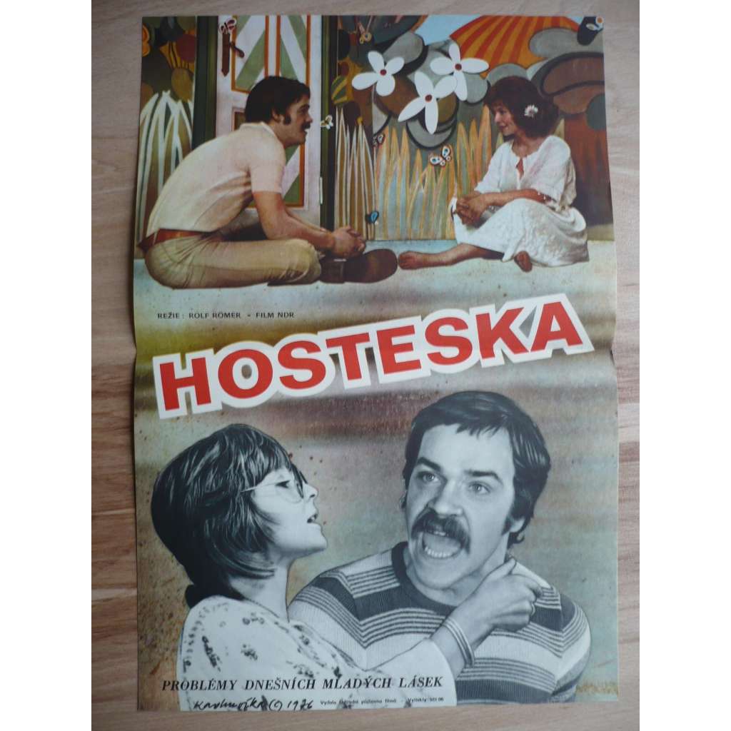 Hosteska (filmový plakát, film NDR 1976, režie Rolf Römer, Hrají: Jürgen Heinrich, Michael Gwisdek, Rolf Römer)