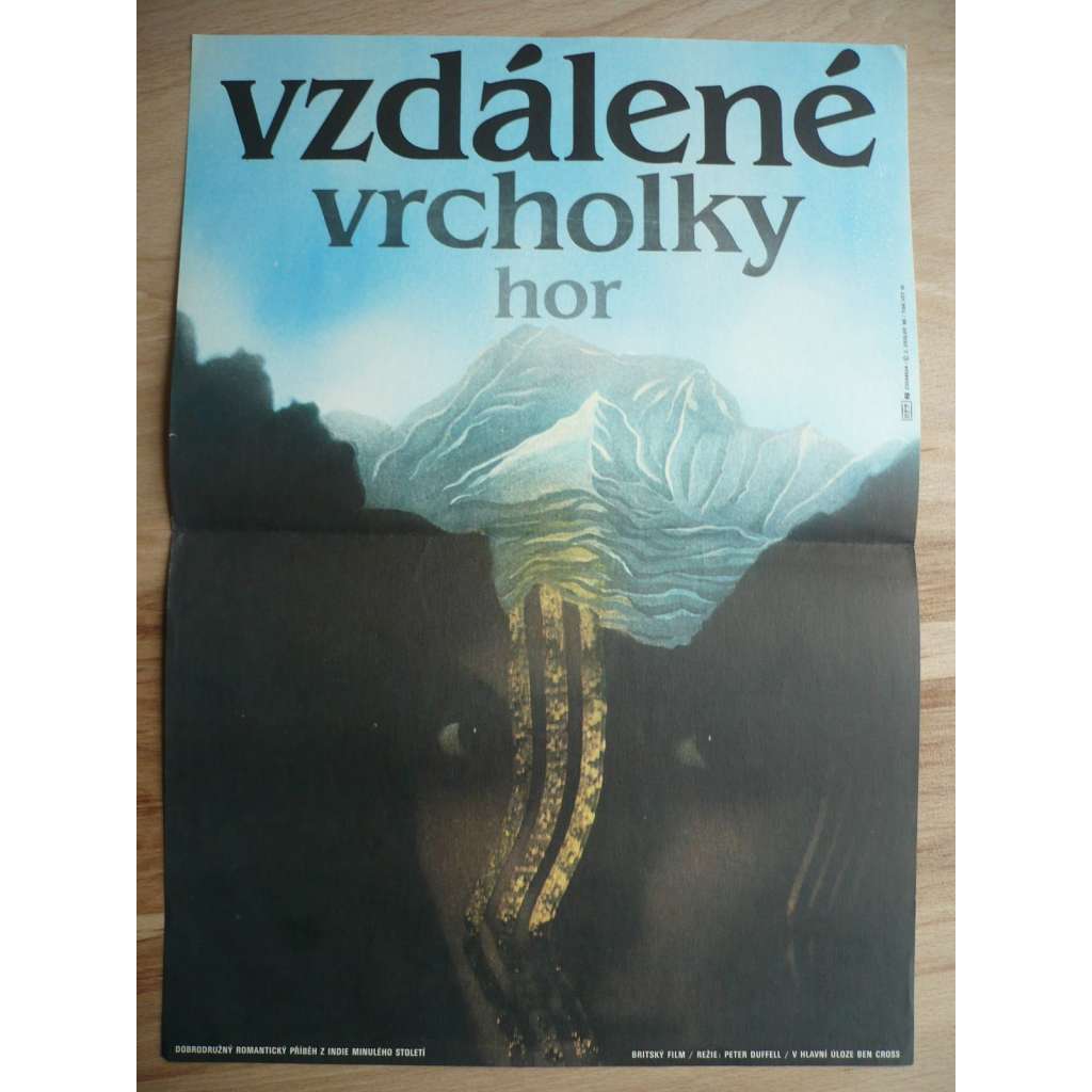 Vzdálené vrcholky hor (filmový plakát, film VB 1984, režie Peter Duffell, Hrají: Ben Cross, Amy Irving, Christopher Lee, Benedict Taylor)