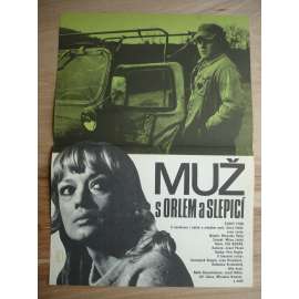 Muž s orlem a slepicí (filmový plakát, film ČSSR 1978, režie Ivo Novák, Hrají: Svatopluk Skopal, Jana Brejchová, Radoslav Brzobohatý)