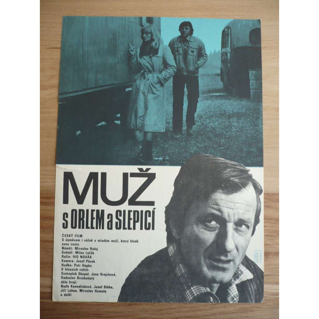 Muž s orlem a slepicí (filmový plakát, film ČSSR 1978, režie Ivo Novák, Hrají: Svatopluk Skopal, Jana Brejchová, Radoslav Brzobohatý)