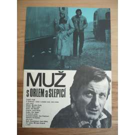 Muž s orlem a slepicí (filmový plakát, film ČSSR 1978, režie Ivo Novák, Hrají: Svatopluk Skopal, Jana Brejchová, Radoslav Brzobohatý)