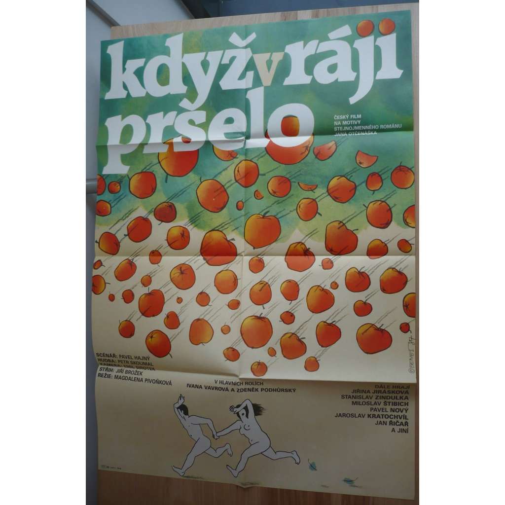 Když v ráji pršelo (filmový plakát, film ČSSR, režie Magdalena Pivoňková, Hrají: Zdeněk Podhůrský, Jiřina Jirásková, Pavel Nový)