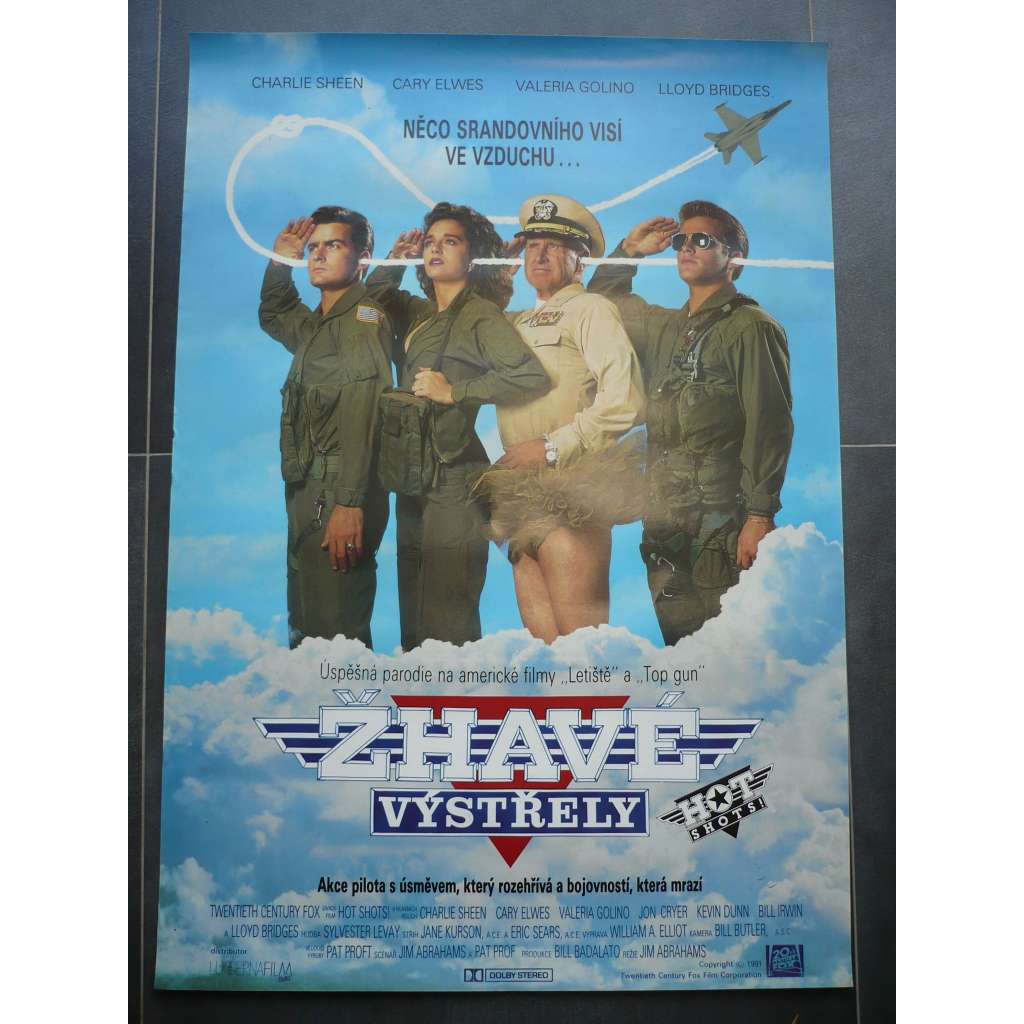 Žhavé výstřely (filmový plakát, film USA 1991, režie Jim Abrahams, Hrají: Charlie Sheen, Cary Elwes, Valeria Golino, Lloyd Bridges)