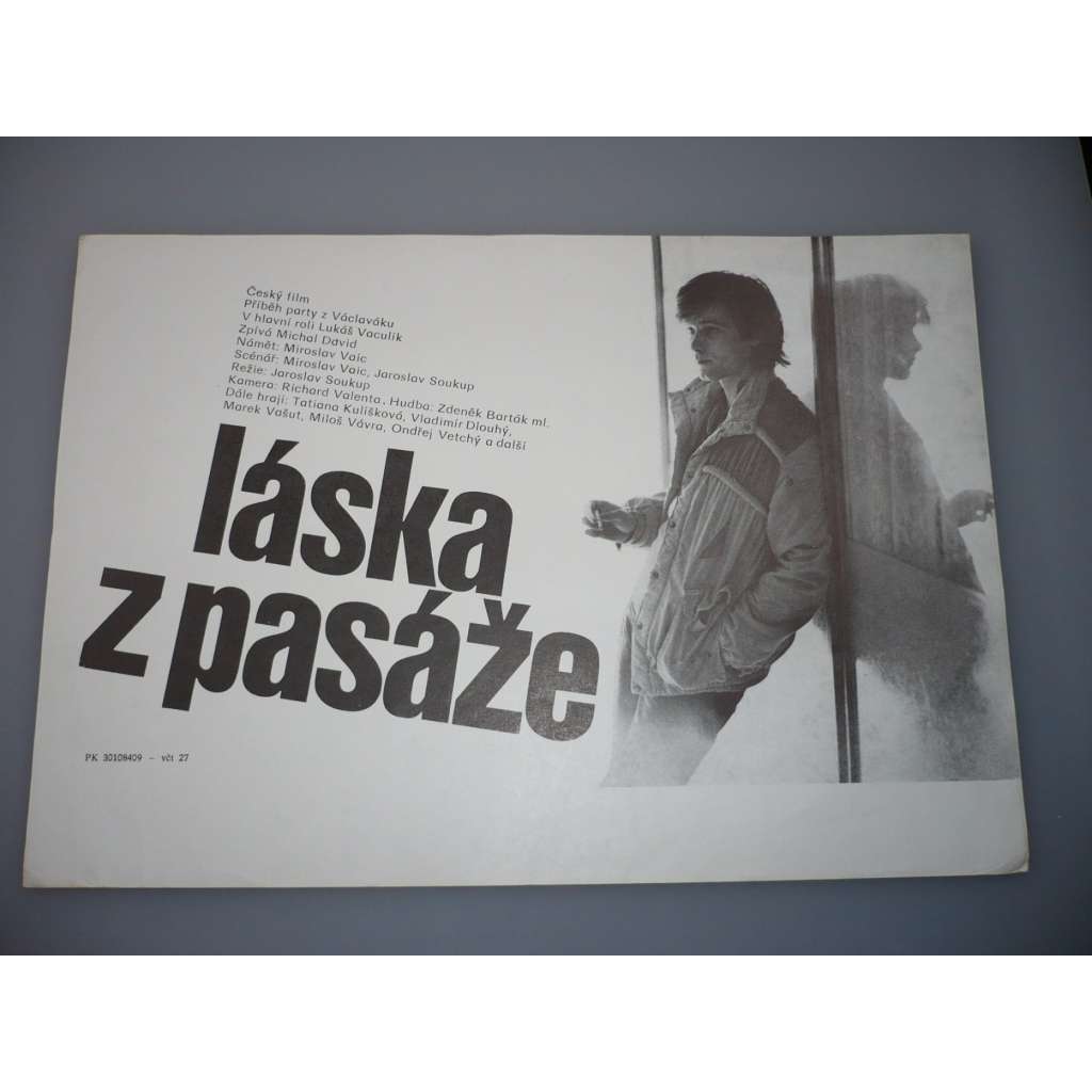 Láska z pasáže (filmový plakát, papírová fotoska, slepka, film ČSSR 1985, režie  Jaroslav Soukup, Hrají: Lukáš Vaculík, Tatiana Kulíšková, Vladimír Dlouhý)