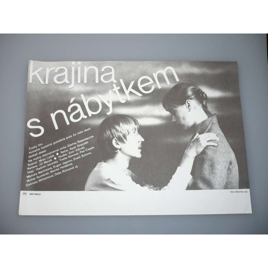 Krajina s nábytkem (filmový plakát, papírová fotoska, slepka, film ČSSR 1986, režie Karel Smyczek, Hrají: Vladimír Javorský, Yvetta Kornová, Petr Čepek)