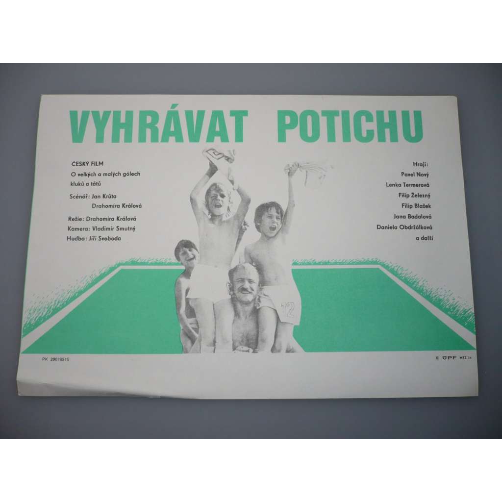 Vyhrávat potichu (filmový plakát, papírová fotoska, slepka, film ČSSR 1984, režie Drahomíra Reňáková-Králová, Hrají: Jitka Zelenohorská, Lenka Termerová, Nina Divíšková)
