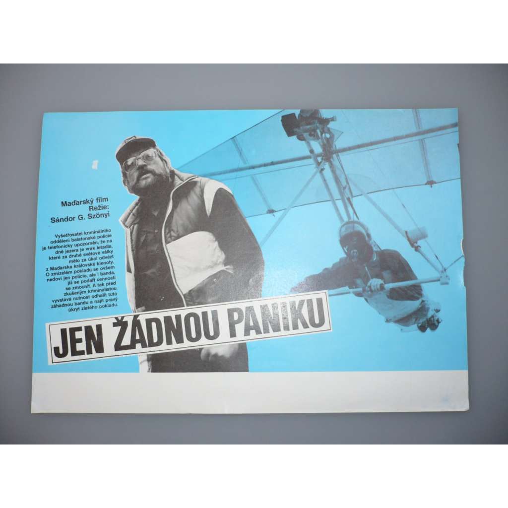 Jen žádnou paniku (filmový plakát, papírová fotoska, slepka, film Maďarsko 1982, režie  István Bujtor, Sándor Szőnyi G., Hrají: István Bujtor, András Kern, László Bánhidi)