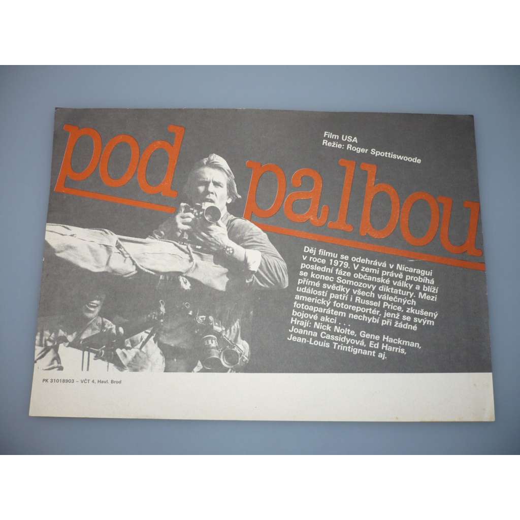Pod palbou (filmový plakát, papírová fotoska, slepka, film USA 1983, režie Roger Spottiswoode, Hrají: Nick Nolte, Ed Harris, Gene Hackman, Joanna Cassidy)