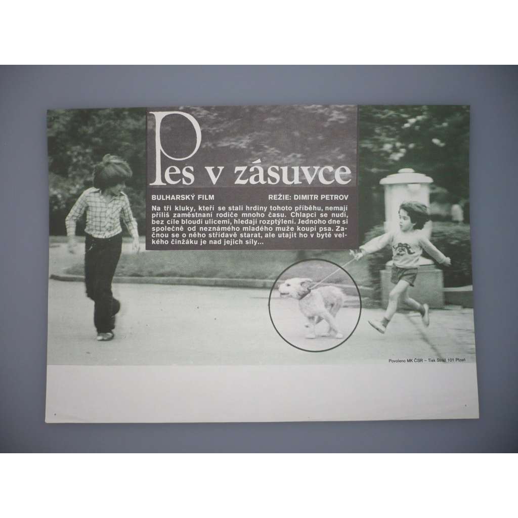 Pes v zásuvce (filmový plakát, papírová fotoska, slepka, film Bulharsko 1982, režie Dimitar Petrov, Hrají: Pavel Popandov, Zhivko Garvanov, Ivan Yanchev)