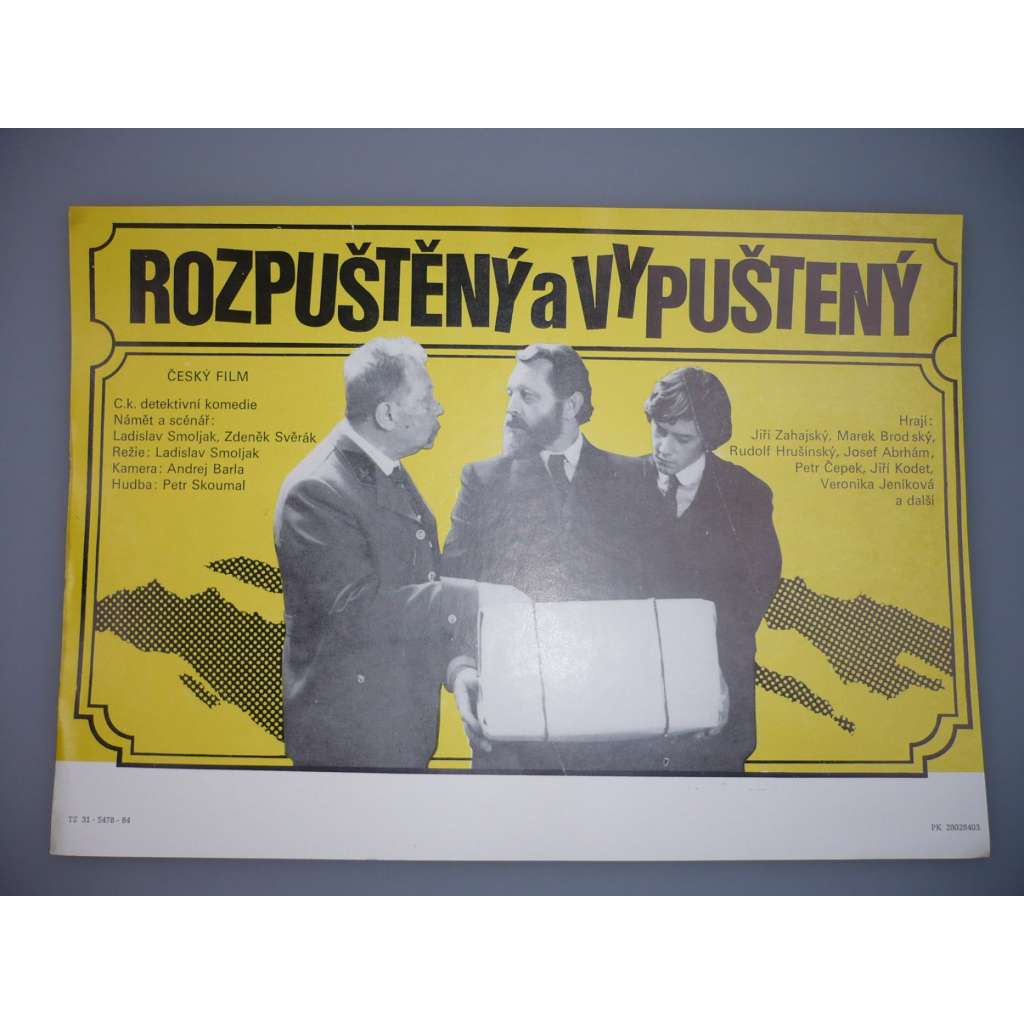 Rozpuštěný a vypuštěný (filmový plakát, papírová fotoska, slepka, film ČSSR 1984, režie Ladislav Smoljak, Hrají: Jiří Zahajský, Marek Brodský, Rudolf Hrušínský)