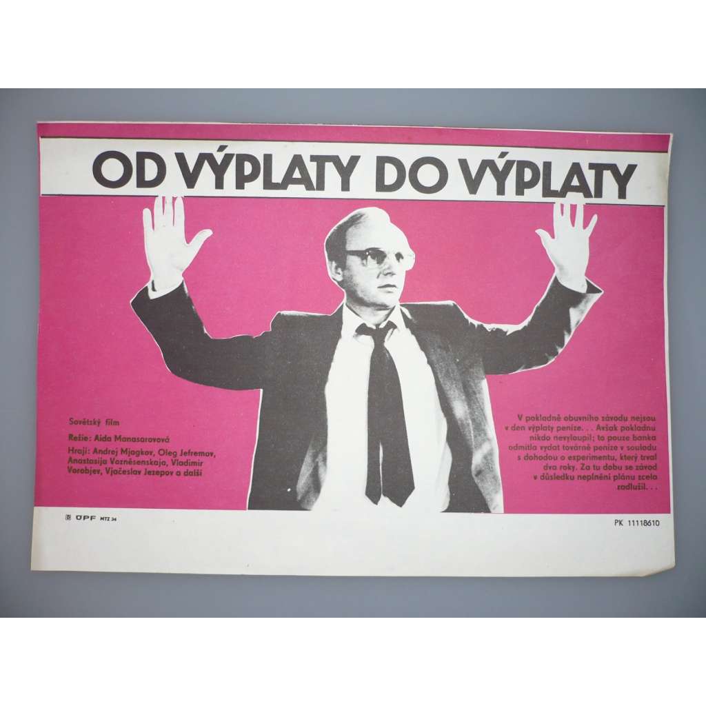 od výplaty do výplaty (filmový plakát, papírová fotoska, slepka, film SSSR , režie Aida Manasarovová, hrají: Andrej Mjagkov, Oleg Jefremov)