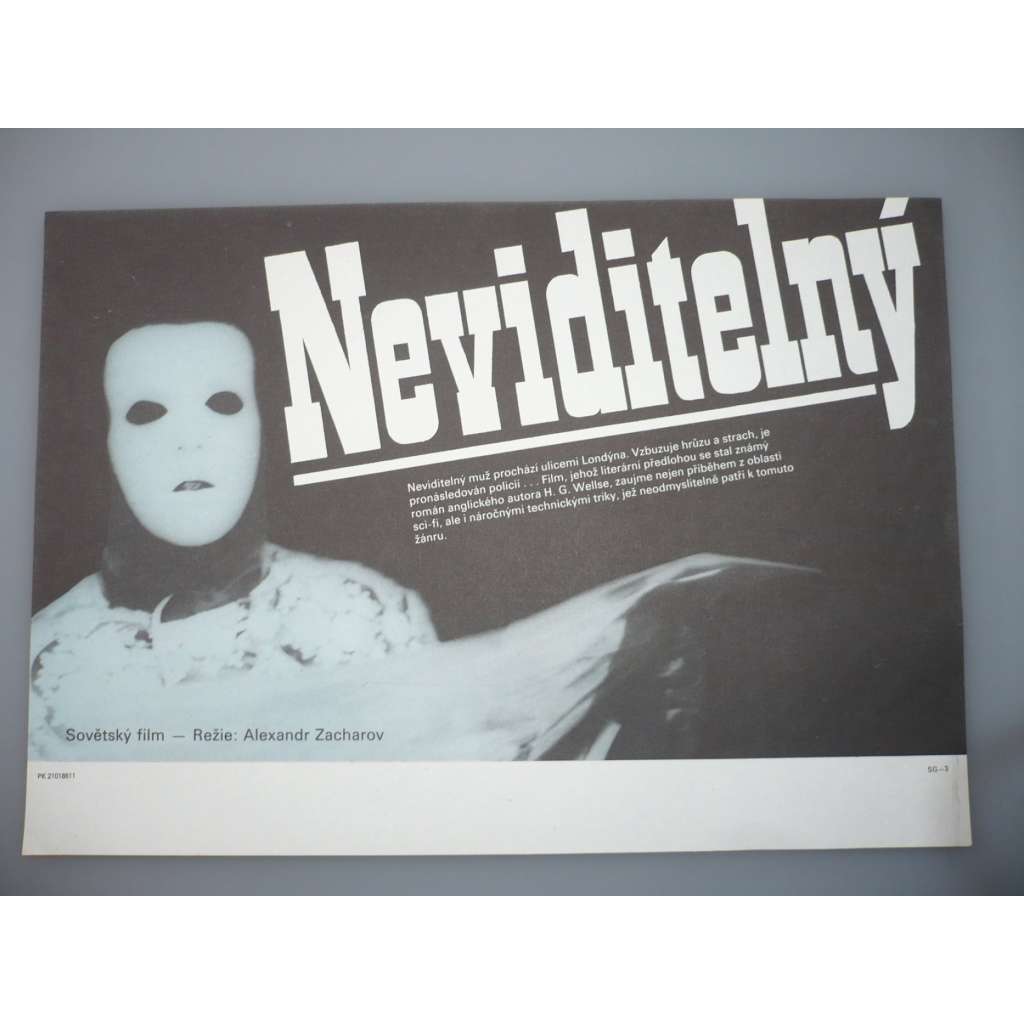 Neviditelný (filmový plakát, papírová fotoska, slepka, film SSSR 1984, režie Alexandr Zacharov, Hrají: Leonid Kuravljov, Marija Vinogradova, Andrej Charitonov)