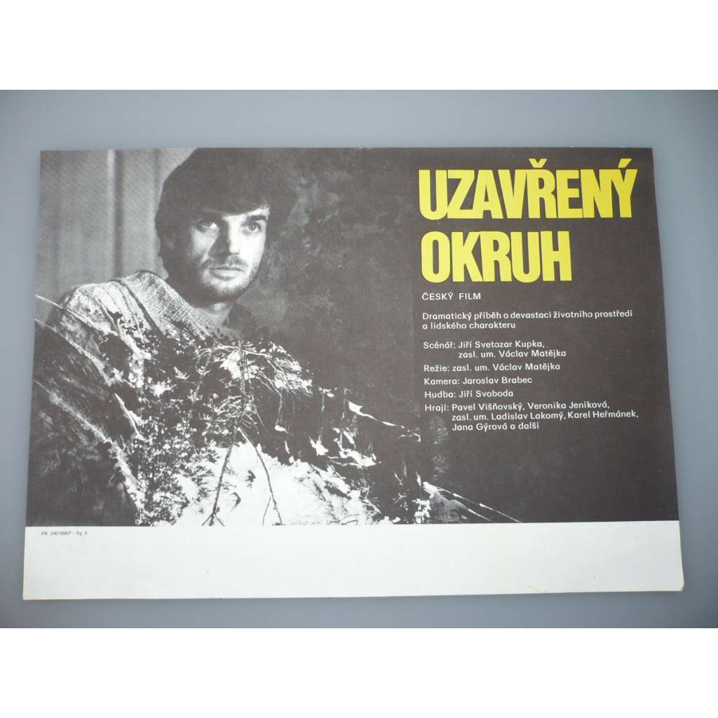 Uzavřený okruh (filmový plakát, papírová fotoska, slepka, film ČSSR 1989, režie  Václav Matějka, Hrají: Pavol Višňovský, Veronika Jeníková, Ladislav Lakomý)