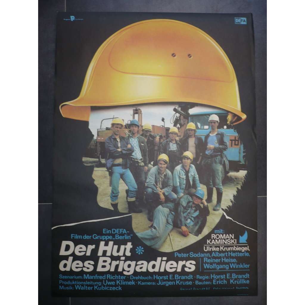 Der Hut des Brigadiers (filmový plakát, film NDR 1986, režie Horst E. Brandt, Hrají: Roman Kaminski, Peter Sodann, Hans-Uwe Bauer)