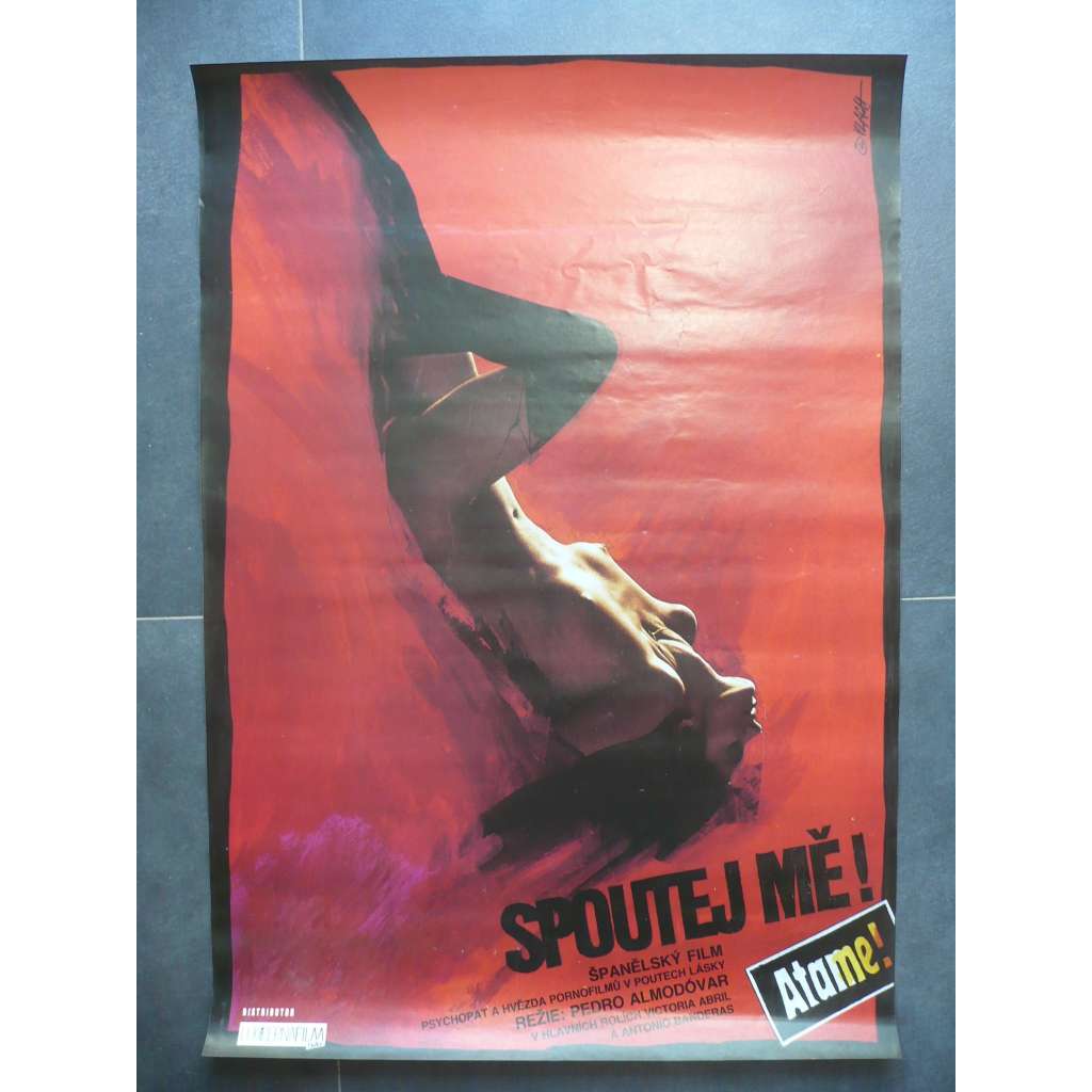 Spoutej mě! (filmový plakát, film Španělsko 1989, režie Pedro Almodóvar, Hrají: Victoria Abril, Antonio Banderas, Loles León,)