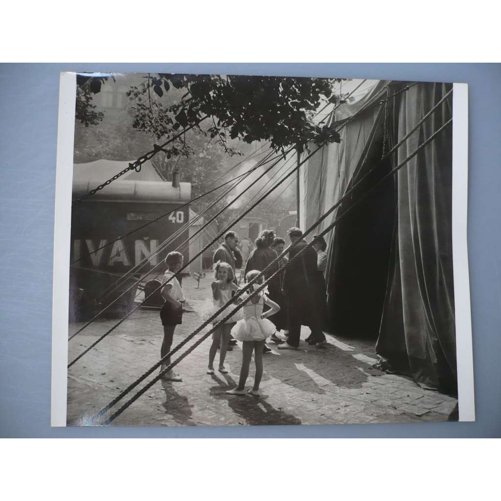 Erich Einhorn - Za manéží - [jedna fotografie ze souboru Fotografie 1928-1958]