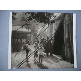 Erich Einhorn - Za manéží - [jedna fotografie ze souboru Fotografie 1928-1958]