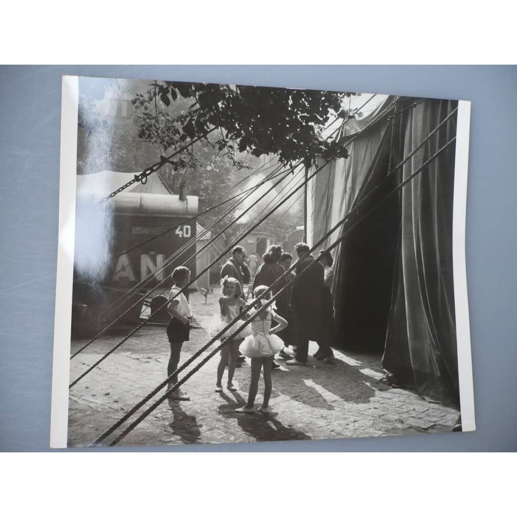 Erich Einhorn - Za manéží - [jedna fotografie ze souboru Fotografie 1928-1958]
