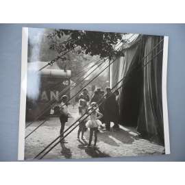 Erich Einhorn - Za manéží - [jedna fotografie ze souboru Fotografie 1928-1958]
