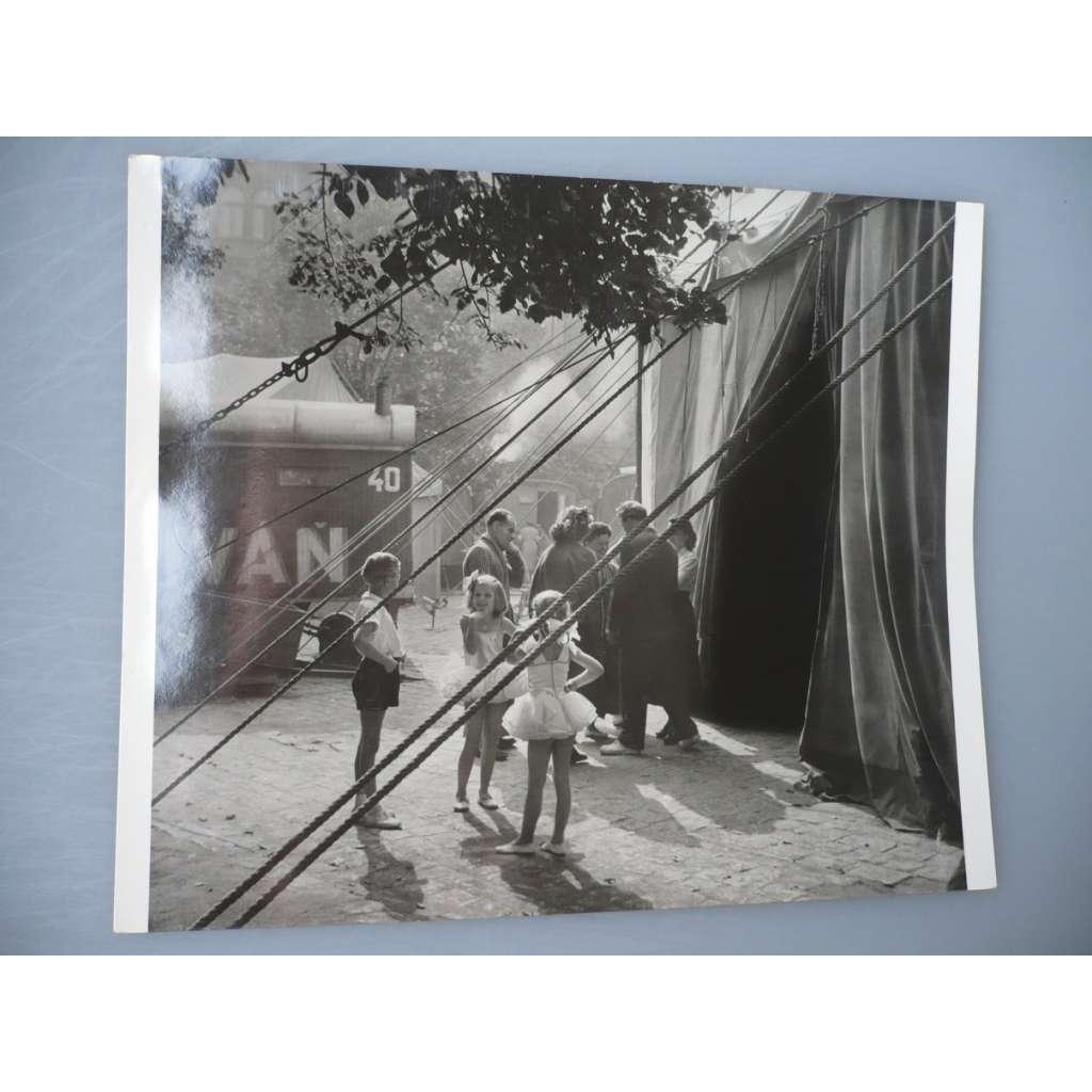 Erich Einhorn - Za manéží - [jedna fotografie ze souboru Fotografie 1928-1958]