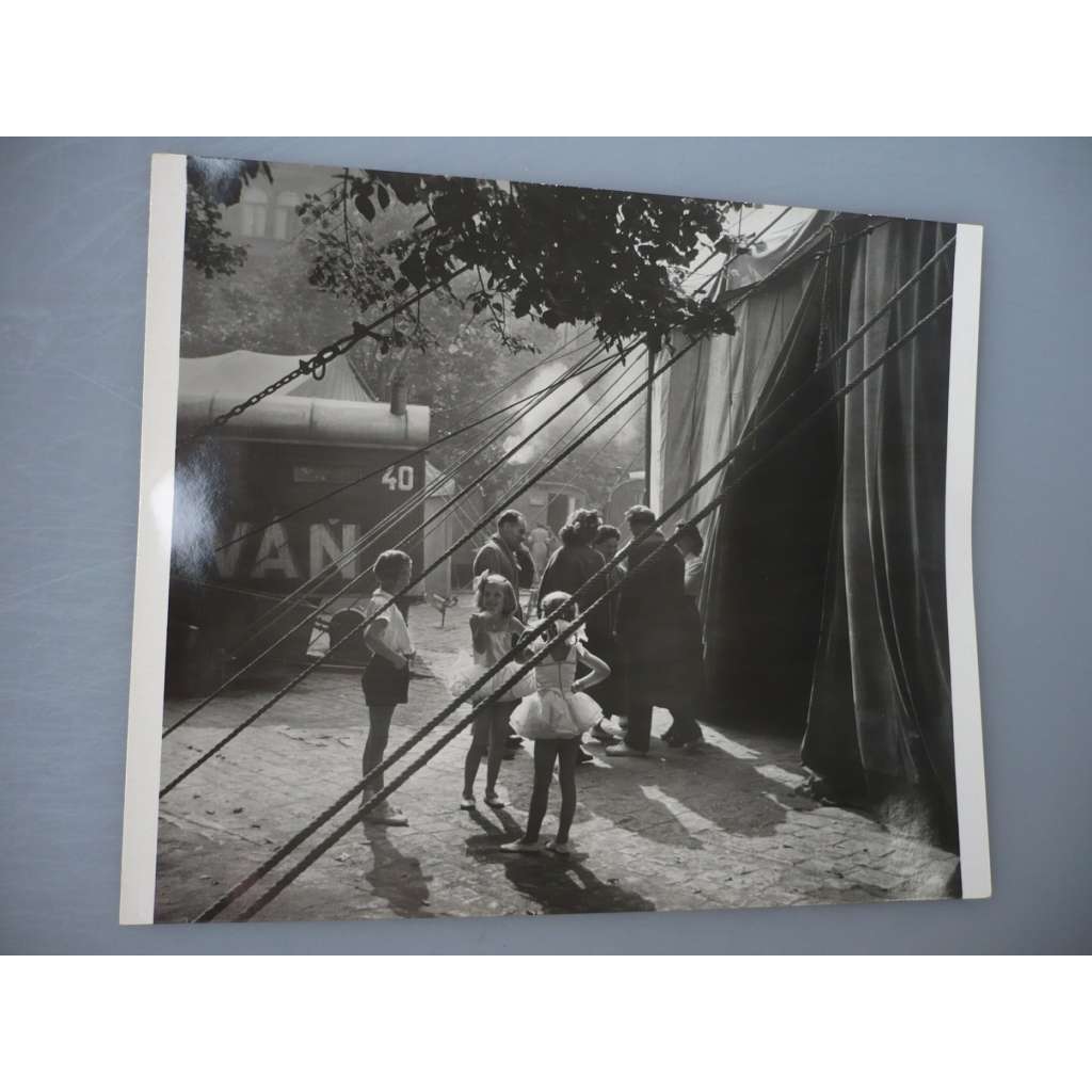 Erich Einhorn - Za manéží - [jedna fotografie ze souboru Fotografie 1928-1958]