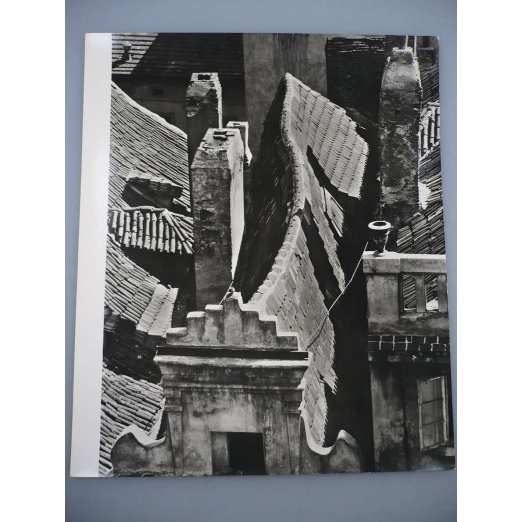 Jiří Jeníček - Střechy - [jedna fotografie ze souboru Fotografie 1928-1958]