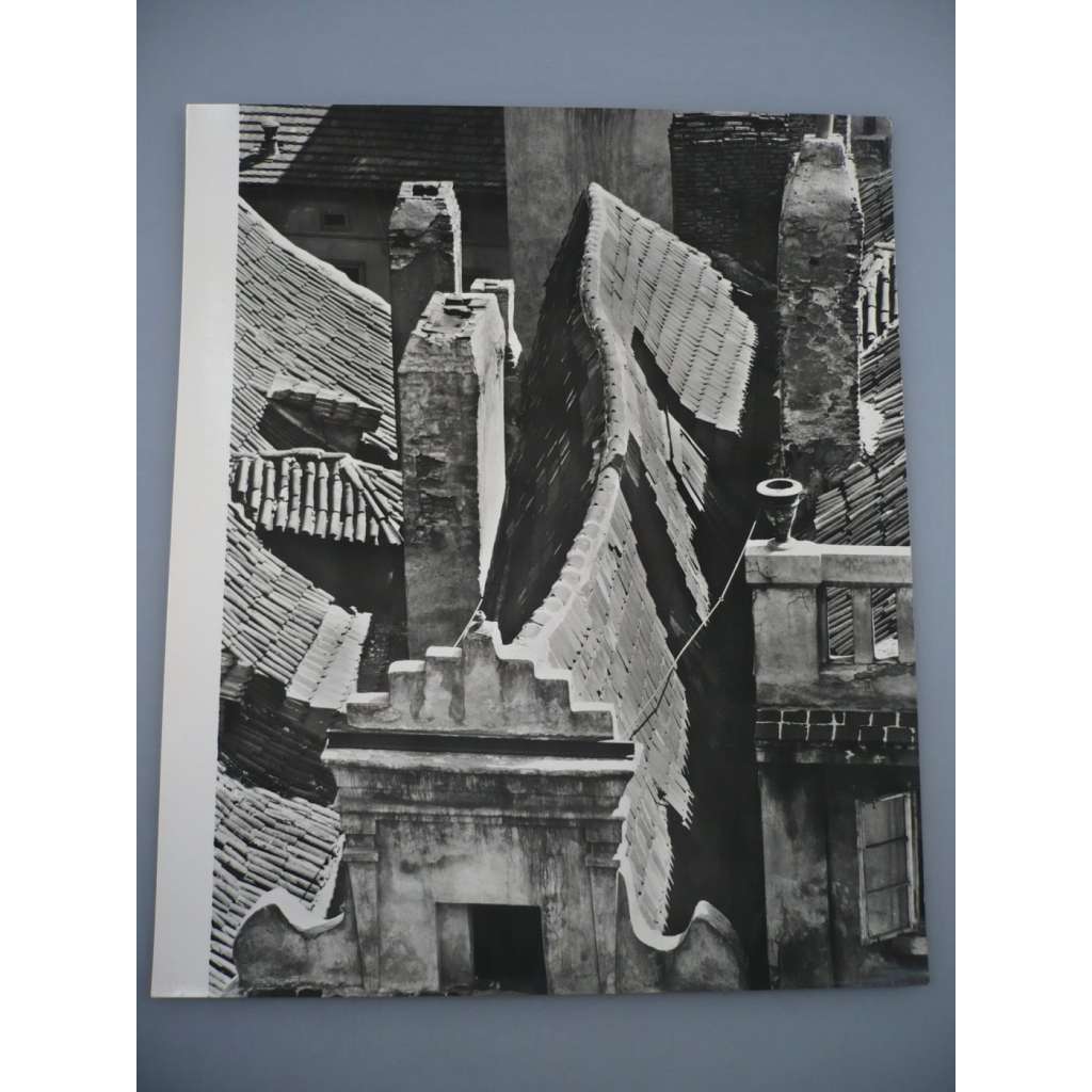 Jiří Jeníček - Střechy - [jedna fotografie ze souboru Fotografie 1928-1958]