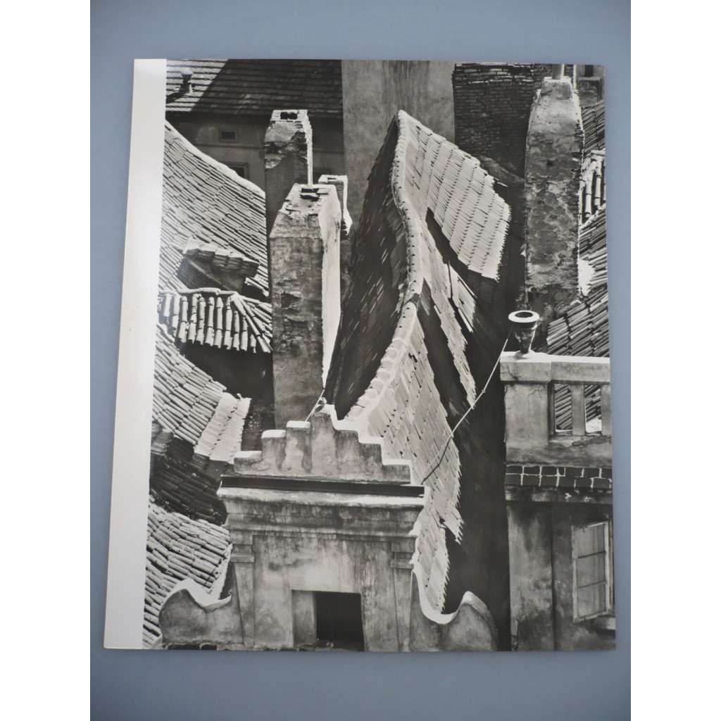 Jiří Jeníček - Střechy - [jedna fotografie ze souboru Fotografie 1928-1958]