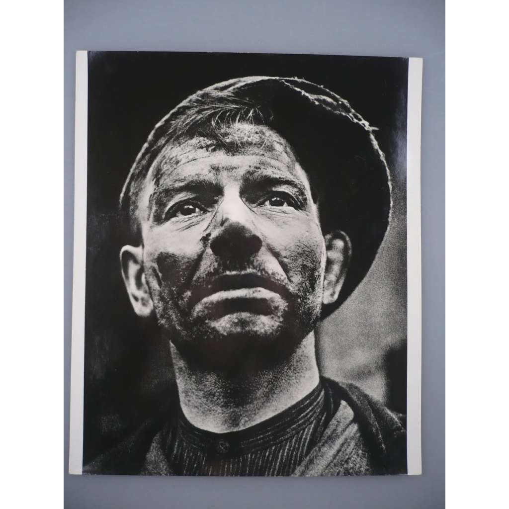 Karel Hájek - Zachráněný [Důlní katastrofa na Nelsonu 1934] - [jedna fotografie ze souboru Fotografie 1928-1958]