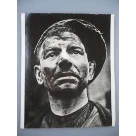 Karel Hájek - Zachráněný [Důlní katastrofa na Nelsonu 1934] - [jedna fotografie ze souboru Fotografie 1928-1958]
