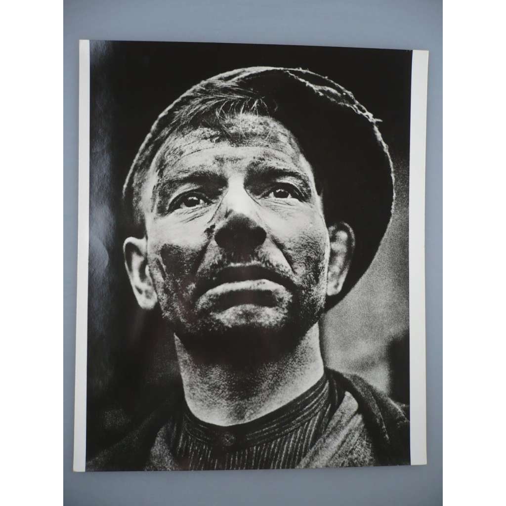 Karel Hájek - Zachráněný [Důlní katastrofa na Nelsonu 1934] - [jedna fotografie ze souboru Fotografie 1928-1958]