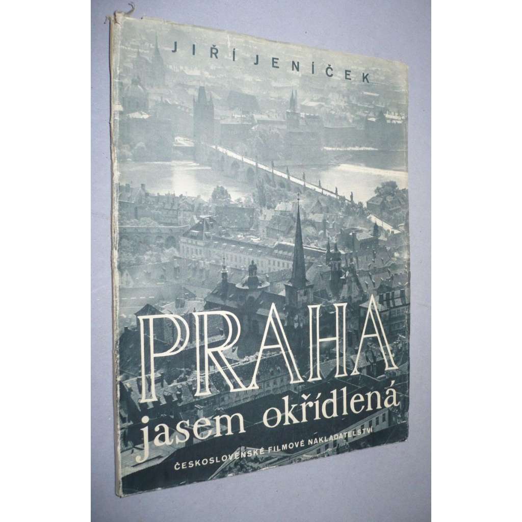 Praha jasem okřídlená [obrazová kniha o Praze - hlubotiskové reprodukce fotografií]
