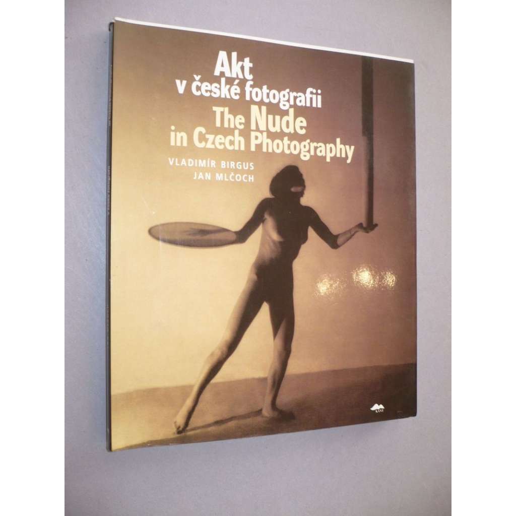 Akt v české fotografii = The Nude in Czech Photography (fotografie, mj. A. Mucha, F. Drtikol, J. Funke, K. Teige, F. Vobecký, V. Chochola, K. Ludwig, J. Sudek, M. Stibor, T. Kuščynskyj, T. Stano, I. Pinkava, J. Saudek)