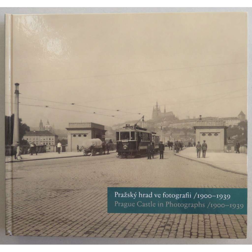 Pražský hrad ve fotografii 1900-1939 / Prague Castle in Photographs 1900-1939