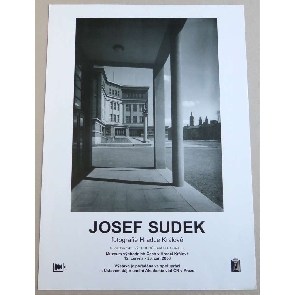 Josef Sudek. Fotografie Hradce Králové. 8. výstava cyklu Východočeská fotografie [plakát výstavy; Muzeum východních Čech, Hradec Králové, 12. 6. - 28. 9. 2003] [Josef Gočár; Gymnázium J. K. Tyla; V Lipkách]