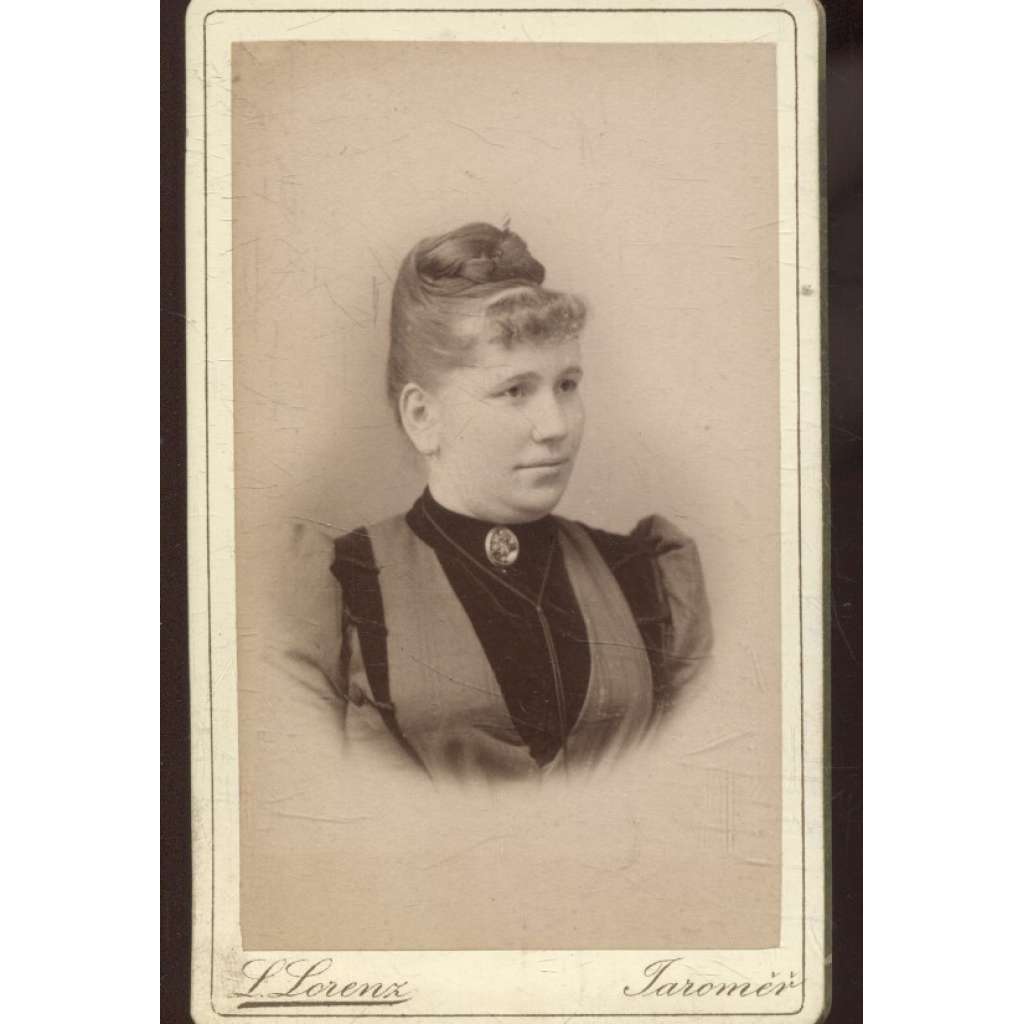 Stará fotografie - kabinetka (L. Lorenz, Jaroměř) - žena