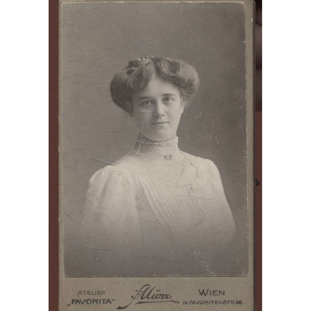 Stará fotografie - kabinetka (F. Münz, Vídeň) - žena