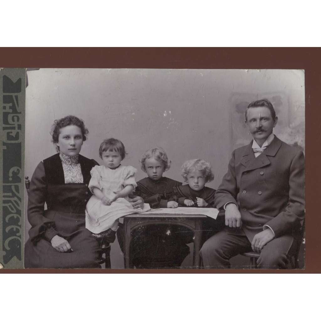 Stará fotografie - kabinetka (rodina)