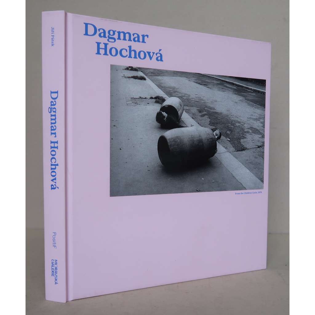 Dagmar Hochová [published as a catalog for the exhibition Dagmar Hochová: A Retrospective] [česká humanistická fotografie, katalog výstavy - AJ verze]