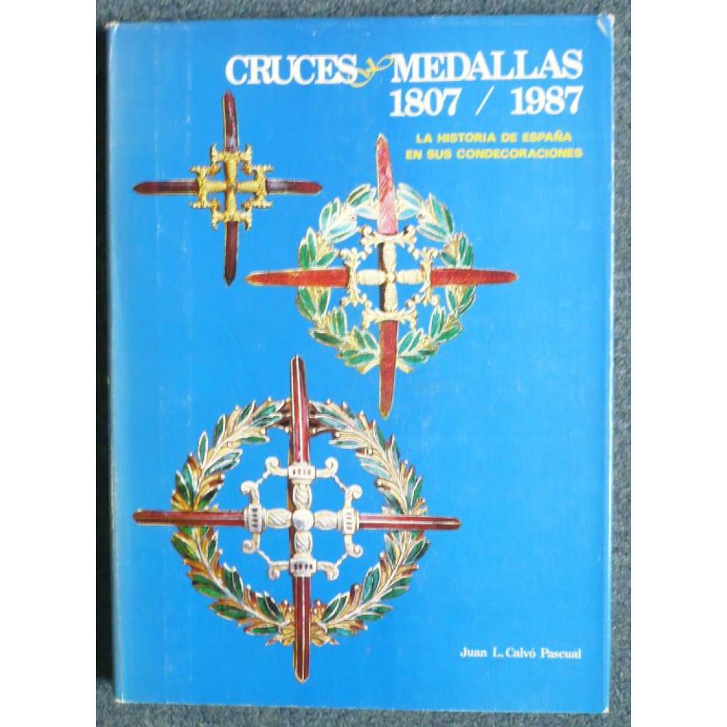 Cruces y medallas 1807 / 1987. La historia de Espana en sus condecoraciones [odznaky, řády, vojenství, Španělsko]